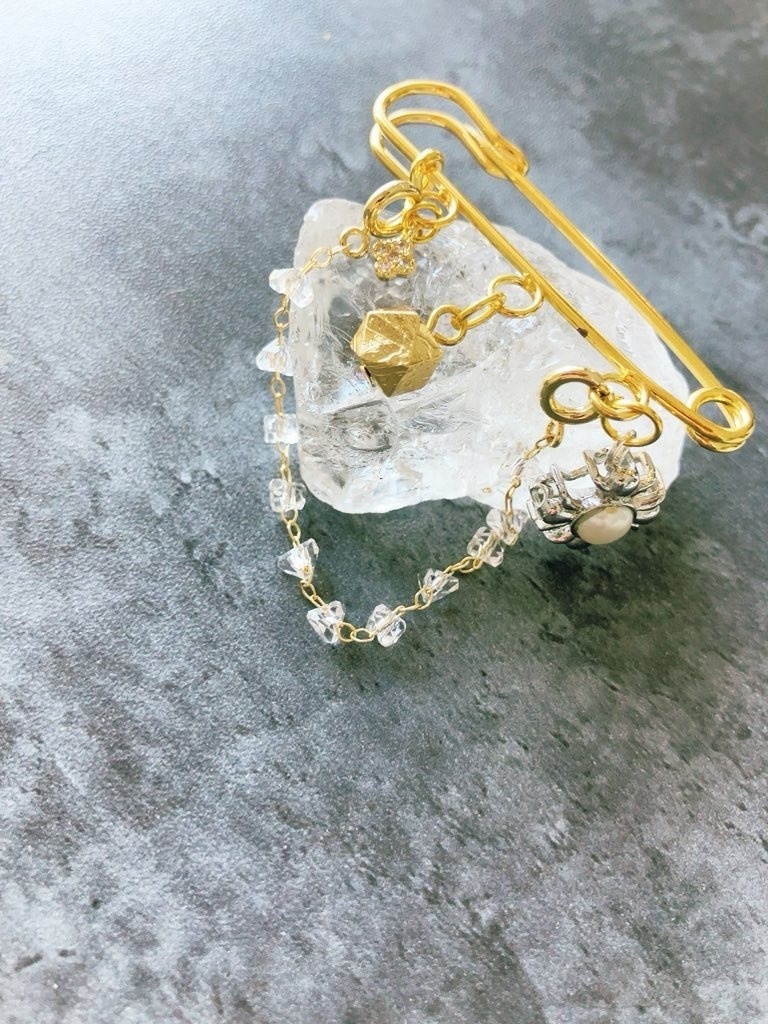 「pin brooch：Gibeon× freshwater pearl」