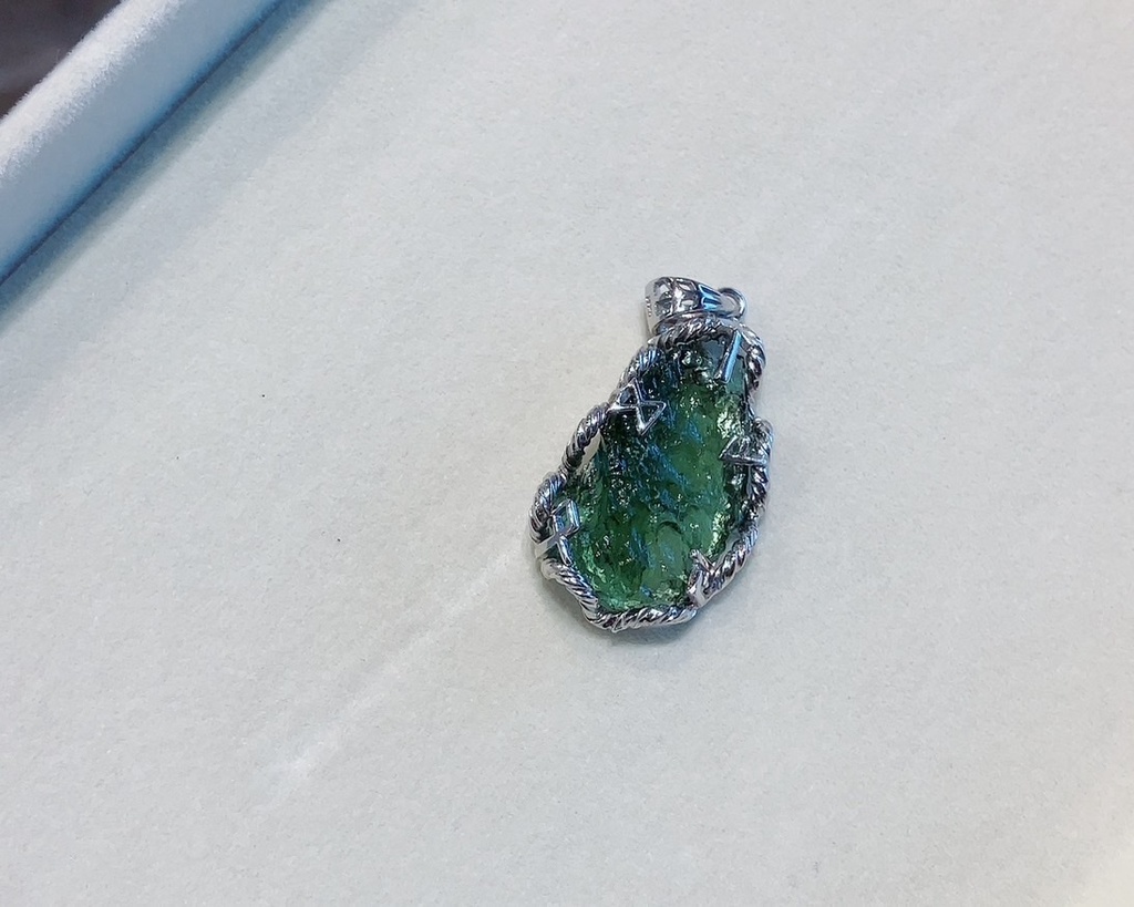 希少「moldavite:pendant top」