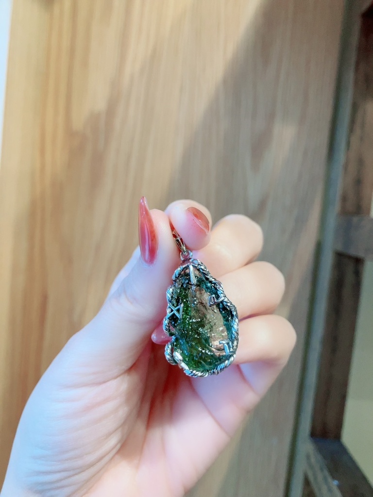 希少「moldavite:pendant top」