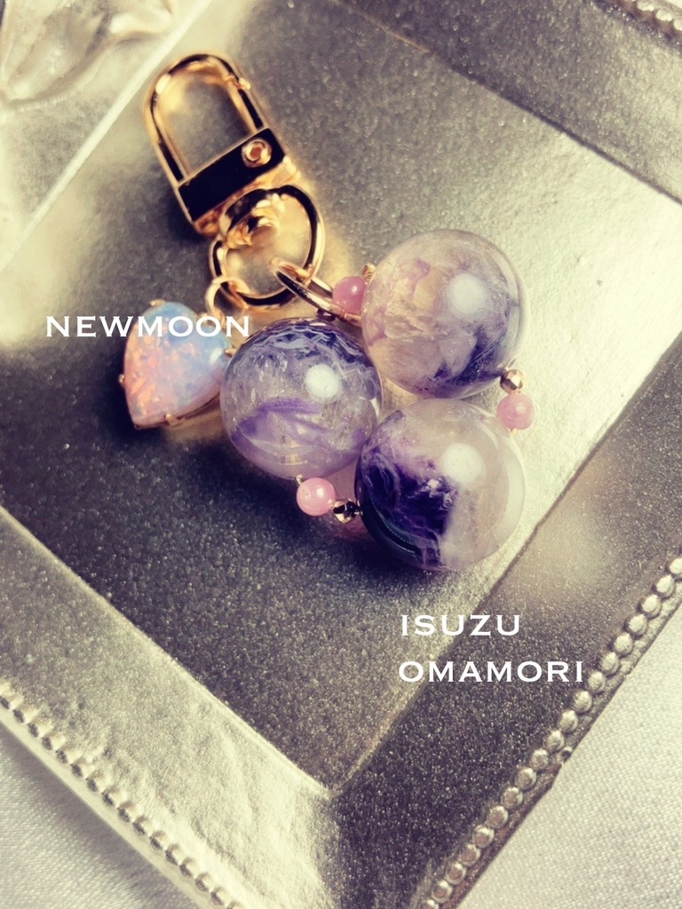 「2025.11 AMORIA-newmoon：isuzu」