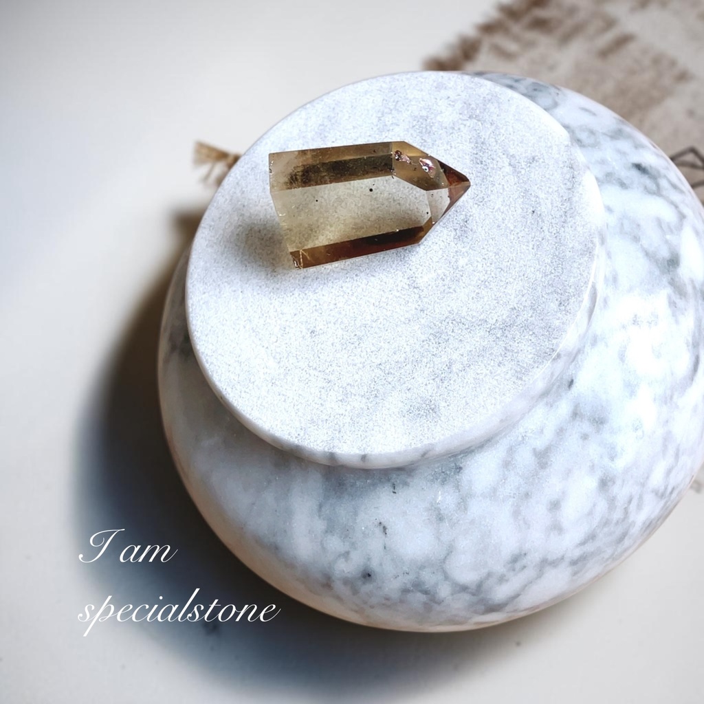 ②やばい石✳︎ Lepidocrocite in natural citrine