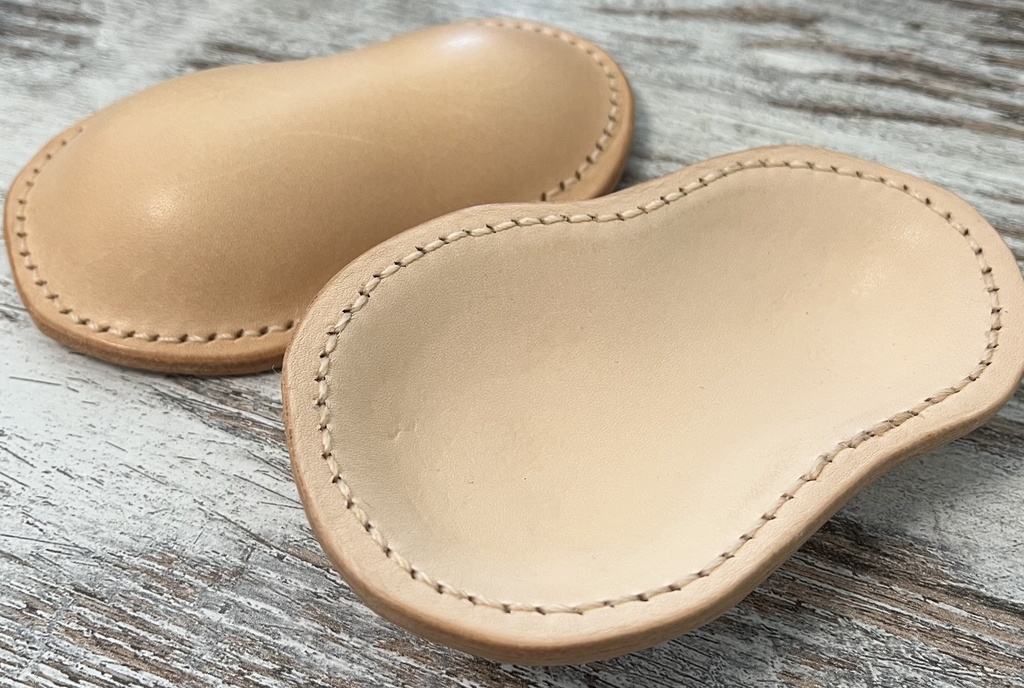 瓢箪型レザートレイ　ヌメ革、白糸