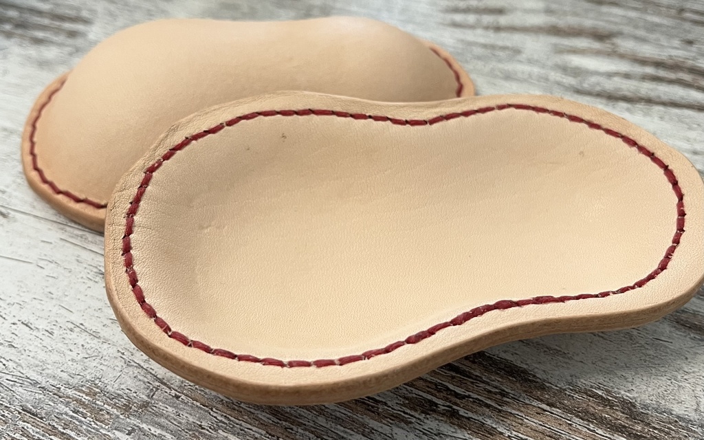 瓢箪型レザートレイ　ヌメ革、赤糸