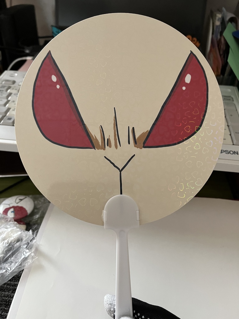 デクキュン撫で待ちうちわ(ガッチャン)