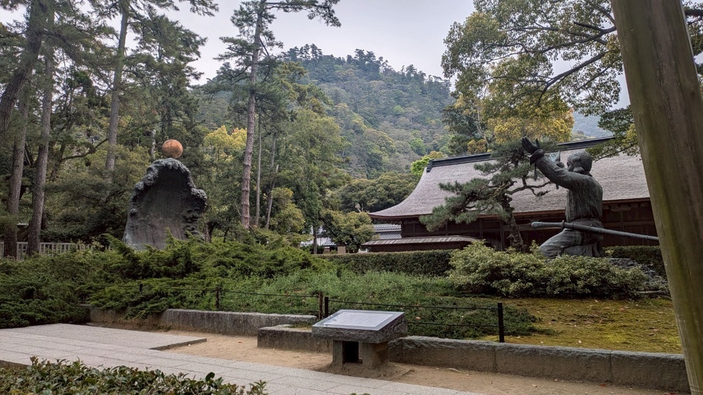 出雲大社　鳥居と参道の風景写真