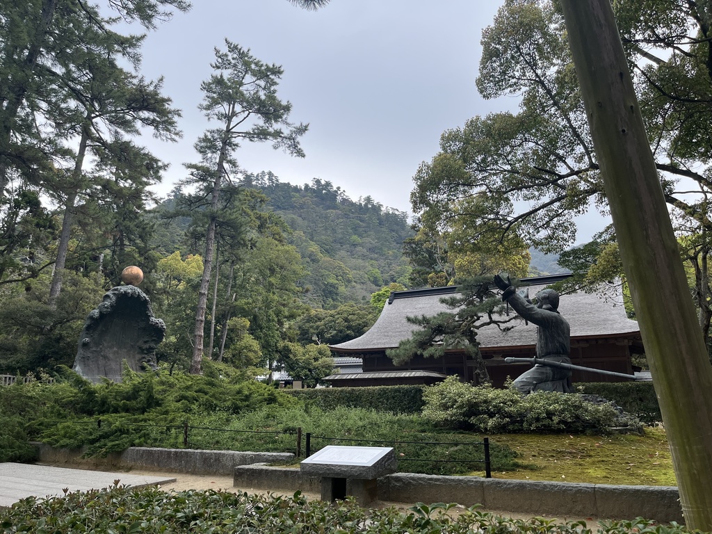 出雲大社　鳥居と参道の風景写真