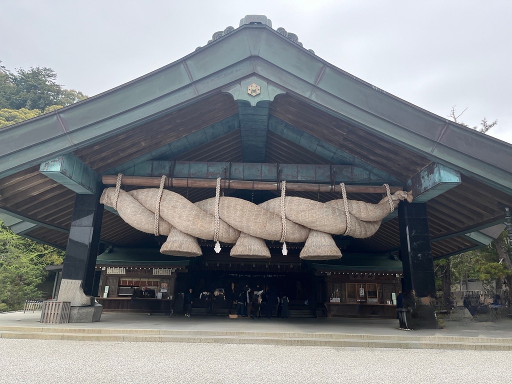 出雲大社　鳥居と参道の風景写真