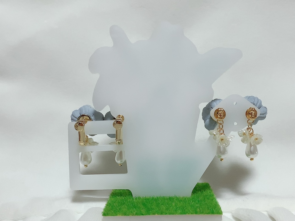 イヤリングまたはピアス付きアクセサリーアクリルスタンド コラボレーション商品