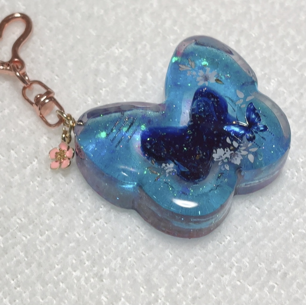 蝶々のレジンキーホルダー