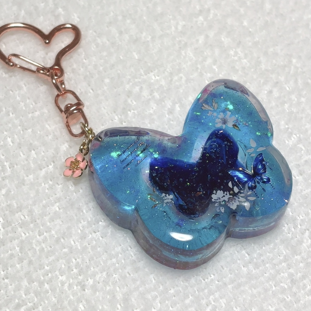 蝶々のレジンキーホルダー