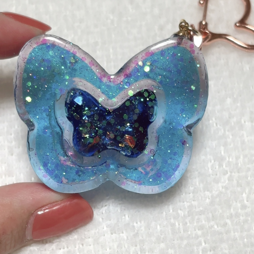 蝶々のレジンキーホルダー