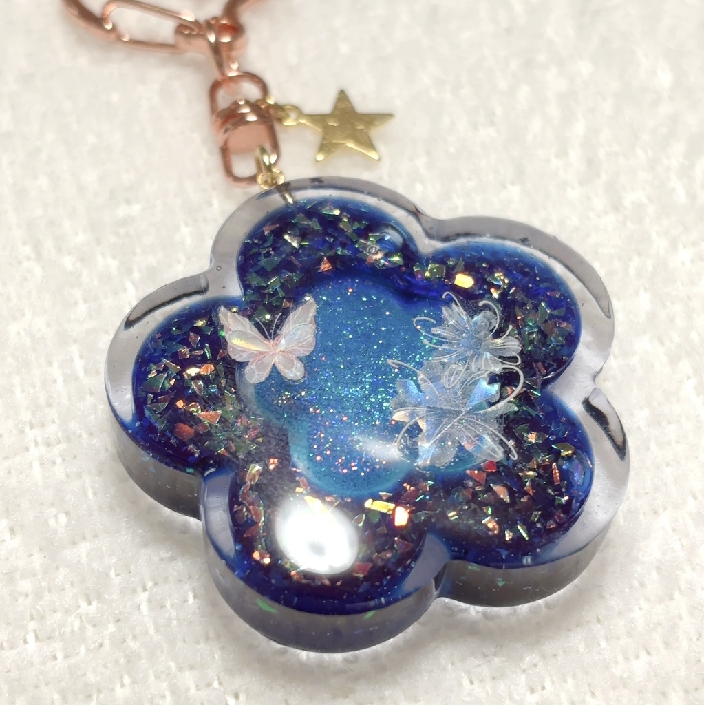 お花型星空レジンのキーホルダー