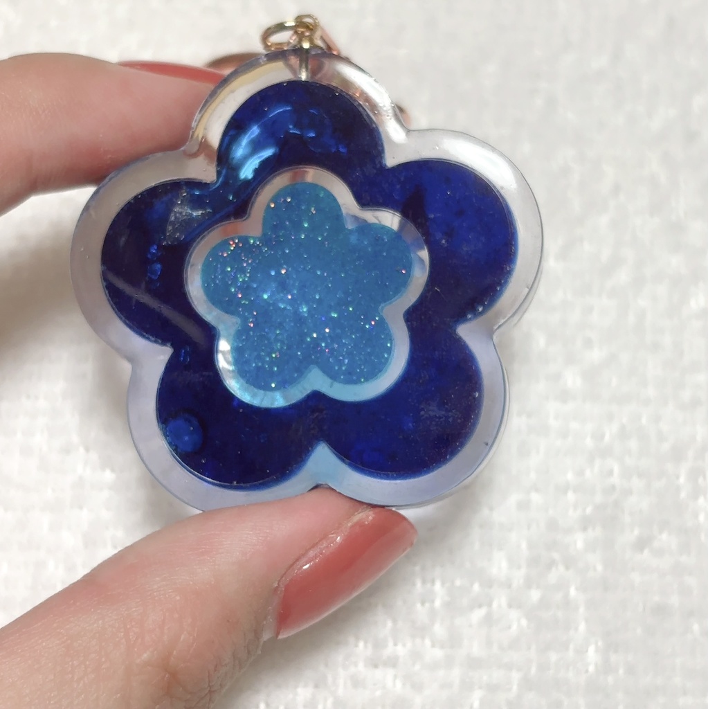 お花型星空レジンのキーホルダー