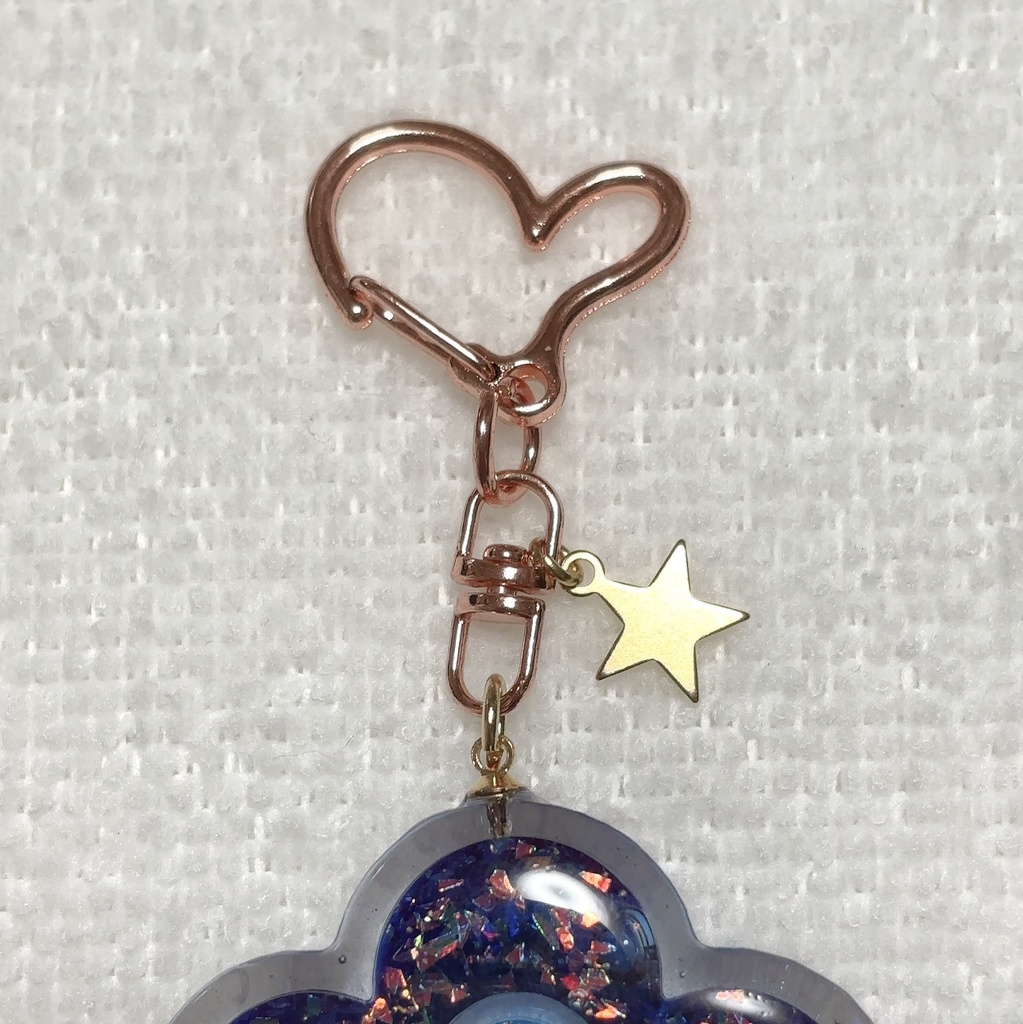 お花型星空レジンのキーホルダー