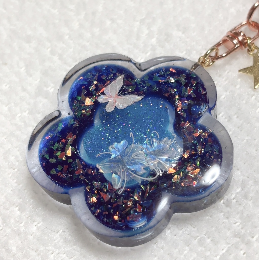 お花型星空レジンのキーホルダー