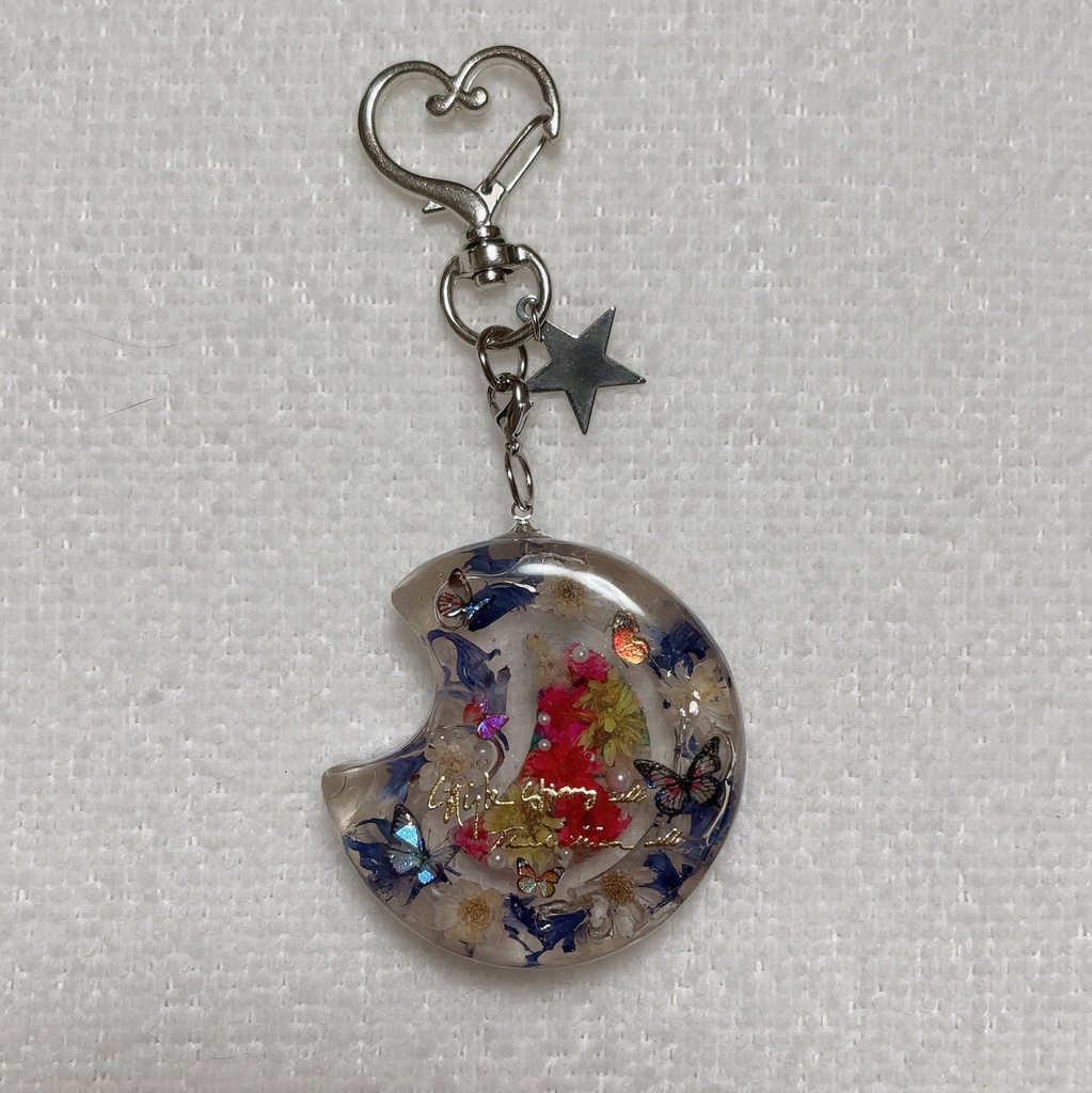 お月様にお花を閉じ込めたキーホルダー