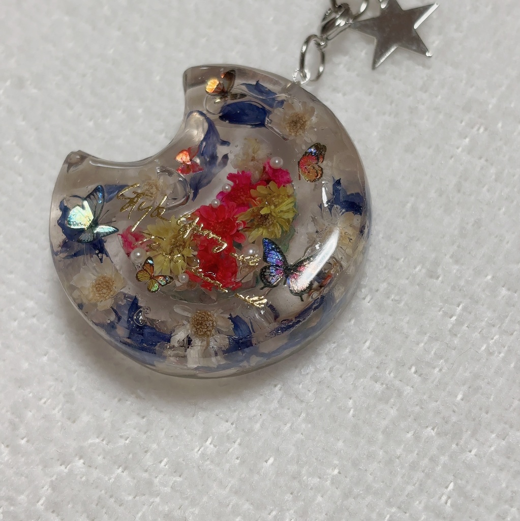 お月様にお花を閉じ込めたキーホルダー