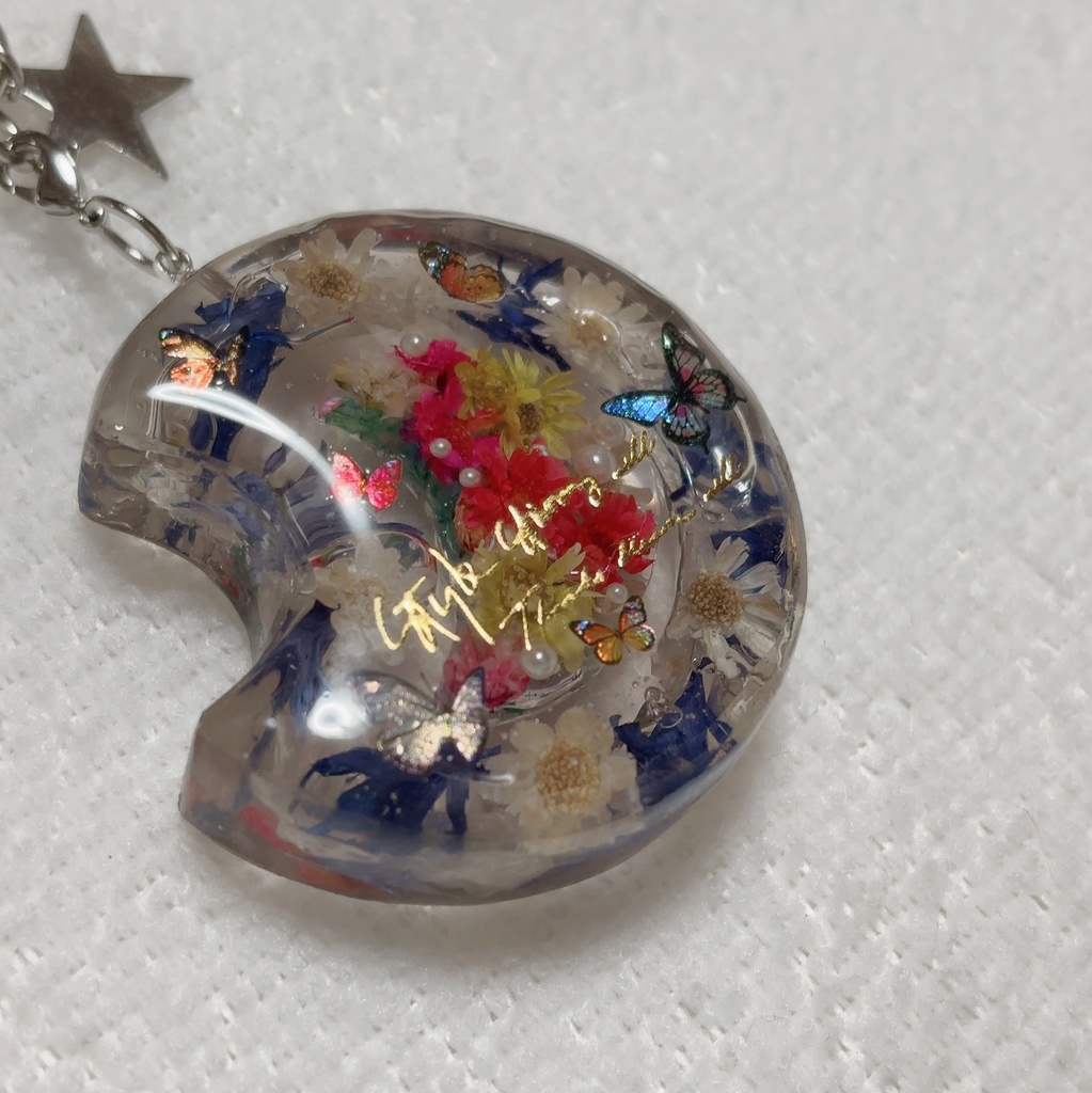お月様にお花を閉じ込めたキーホルダー
