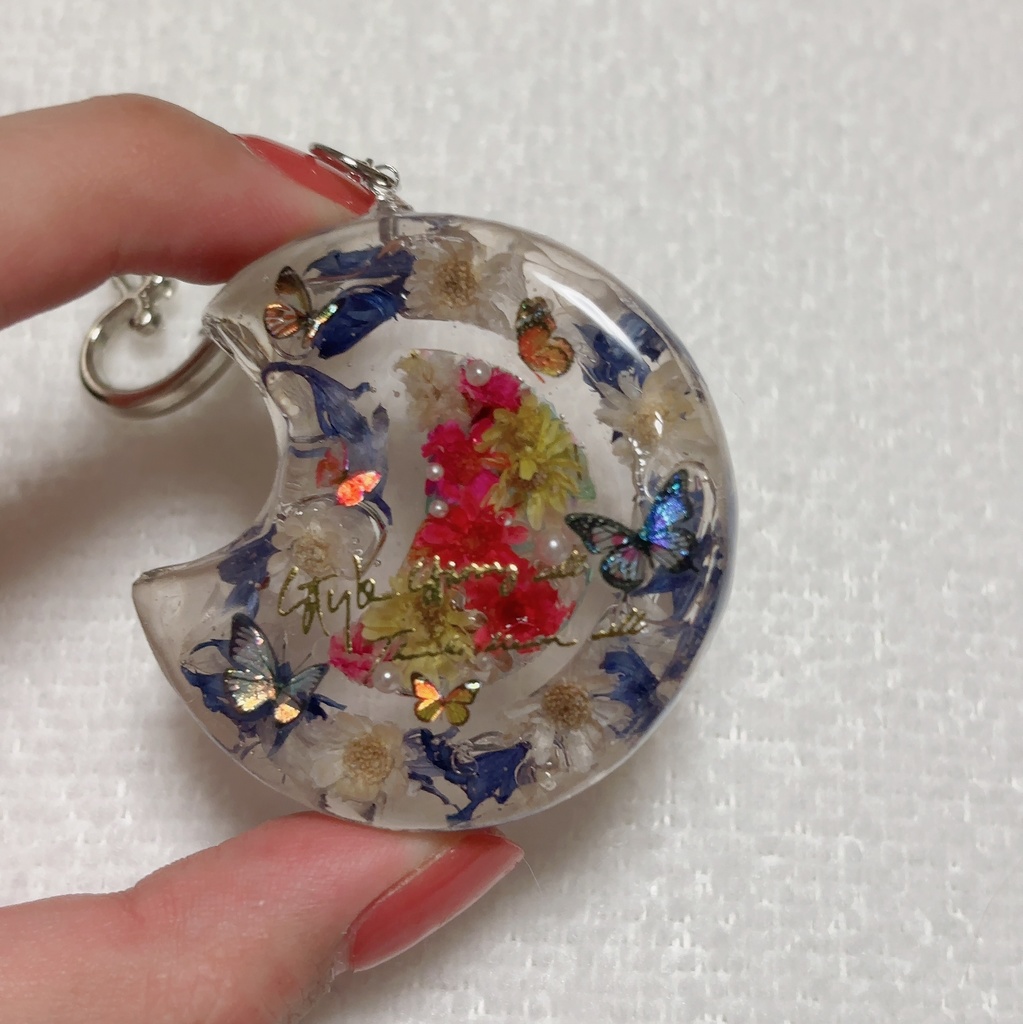 お月様にお花を閉じ込めたキーホルダー
