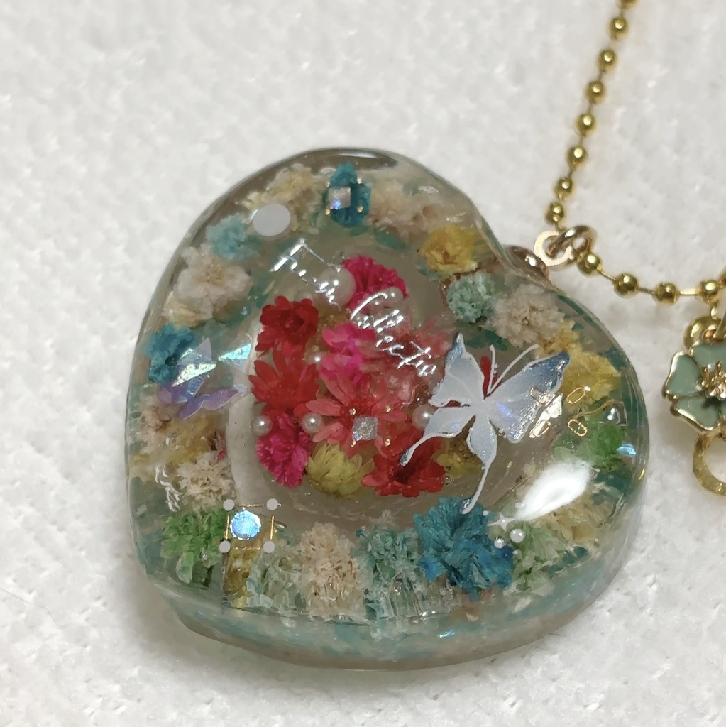 ハートのドライフラワーレジンバッグチャーム