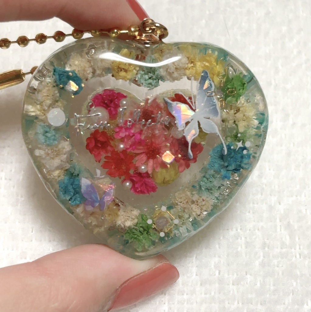 ハートのドライフラワーレジンバッグチャーム
