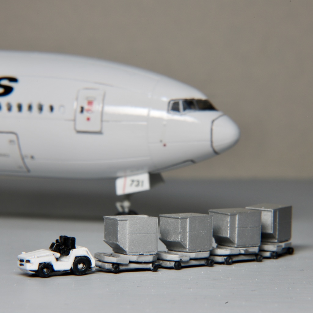 空港アクセサリーシリーズ　トーイングトラクター＆コンテナー