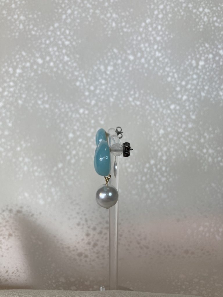 オーロラスカイブルーのおしりパール添えピアス