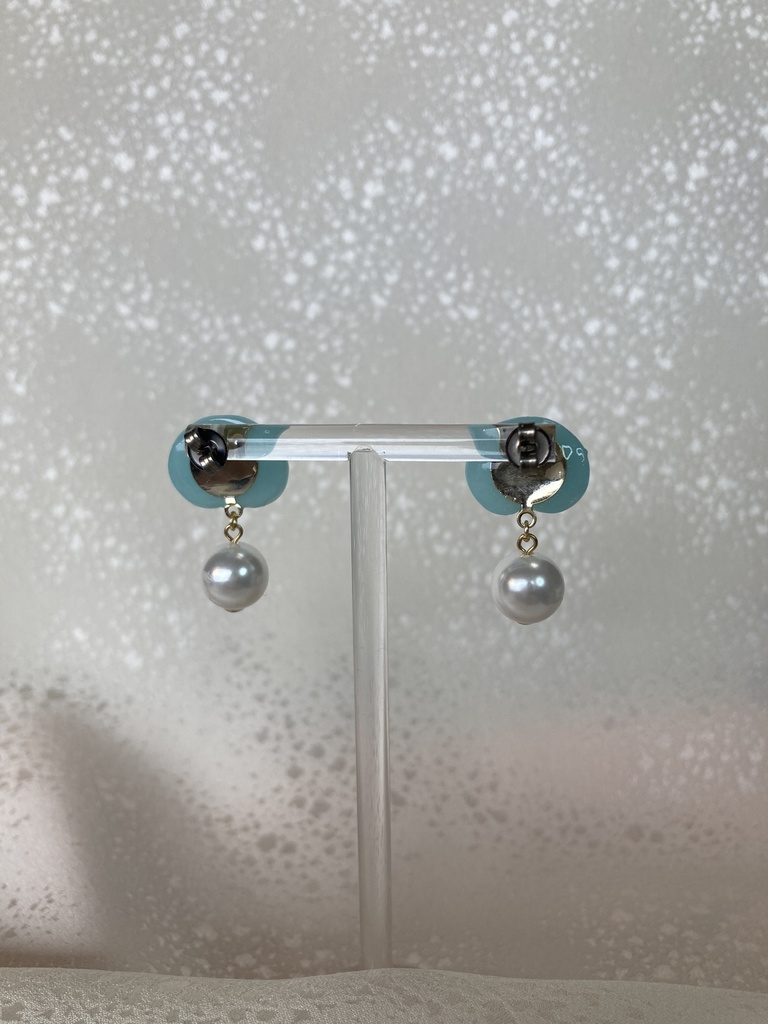 オーロラスカイブルーのおしりパール添えピアス