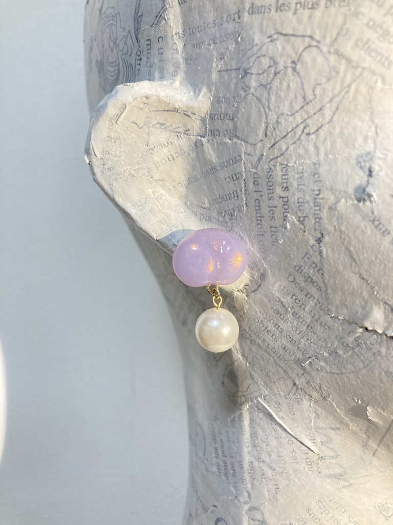 オーロラミルキーパープルおしりパール添えピアス