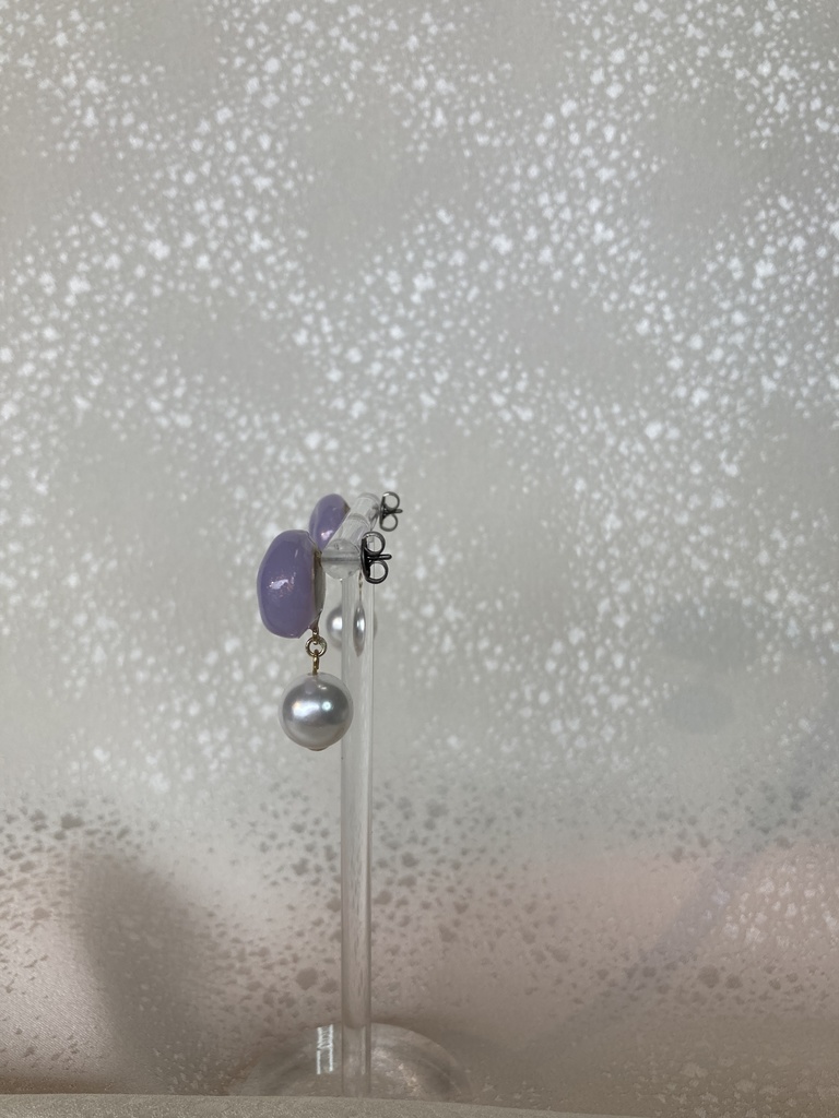 オーロラミルキーパープルおしりパール添えピアス