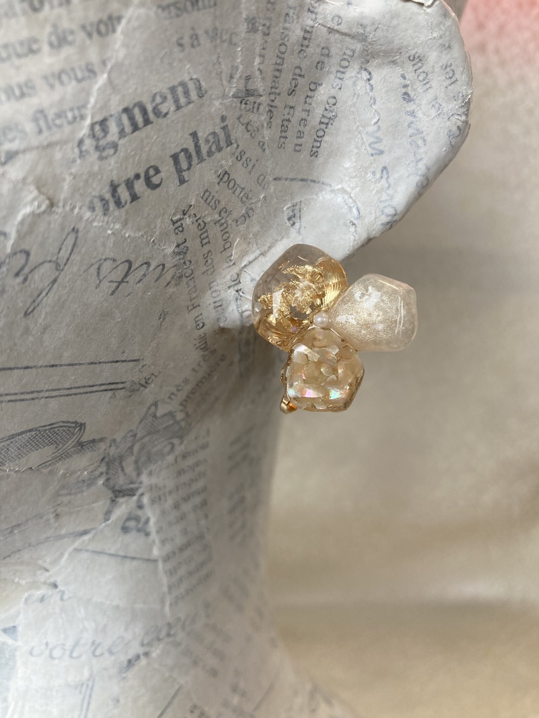 きれいな石ころ集めてお花イヤリング