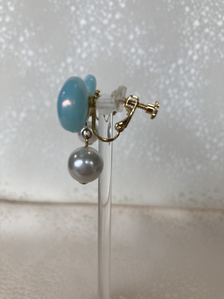 オーロラスカイブルーのおしりパール添えイヤリング