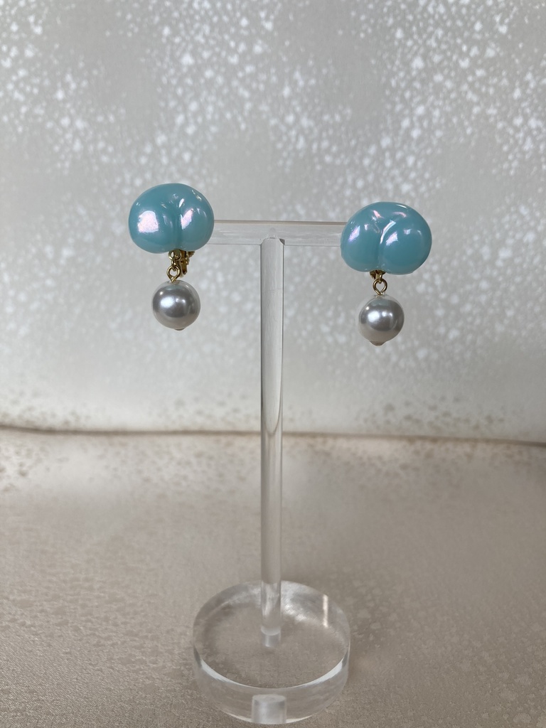 オーロラスカイブルーのおしりパール添えイヤリング