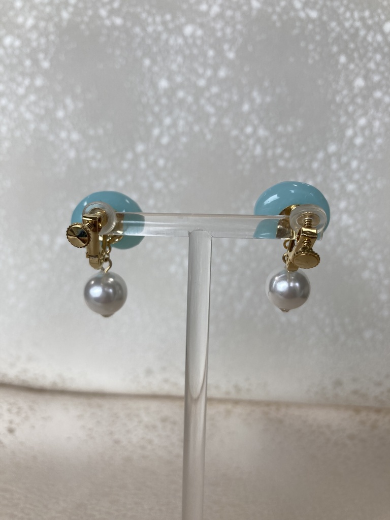 オーロラスカイブルーのおしりパール添えイヤリング