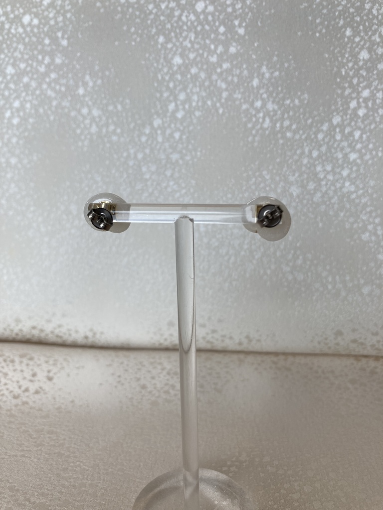 おしりパールの一粒ピアス