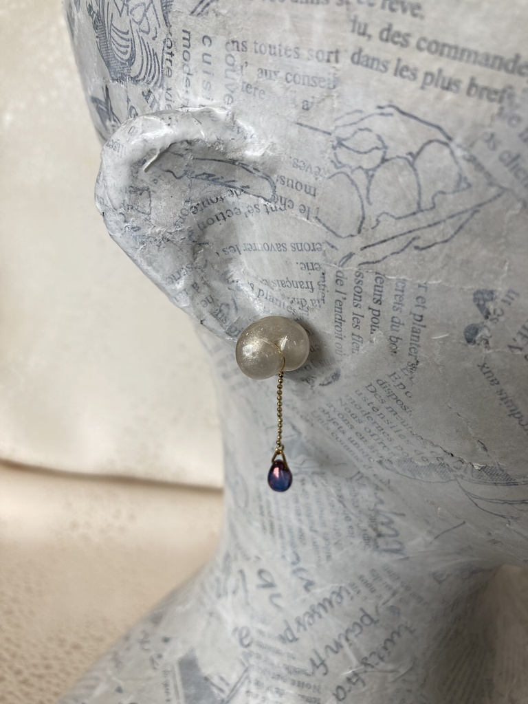 紫陽花色の雨の雫のおしりピアス