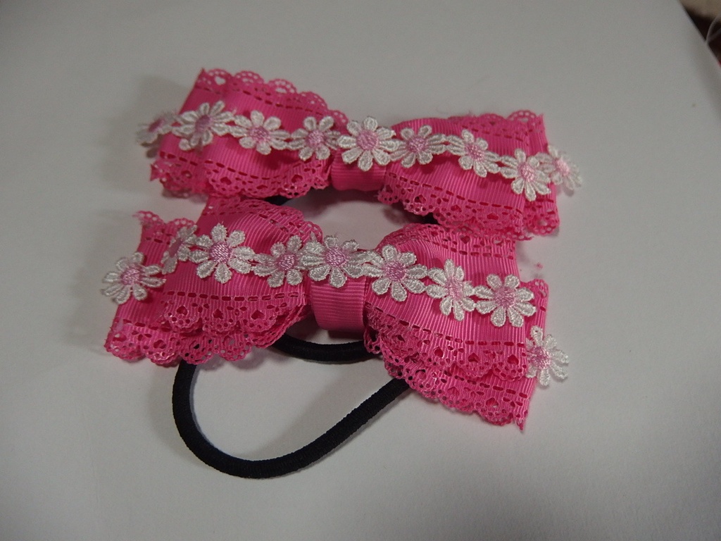 濃いピンクのヘアゴム