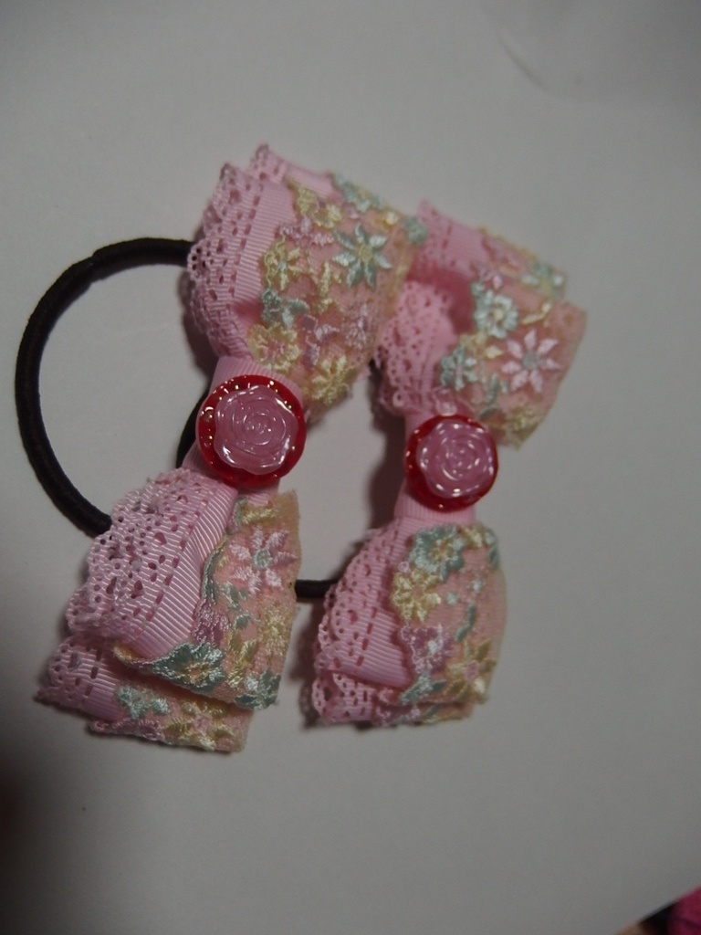 レースと薄ピンクのヘアゴム