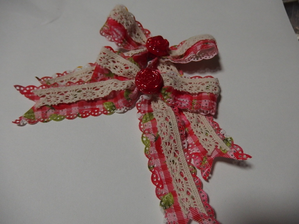 チェックのいちご柄のリボントレースを合わせたヘアクリップ