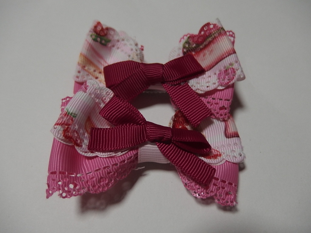 いちご柄リボンとピンクのリボンのヘアクリップ