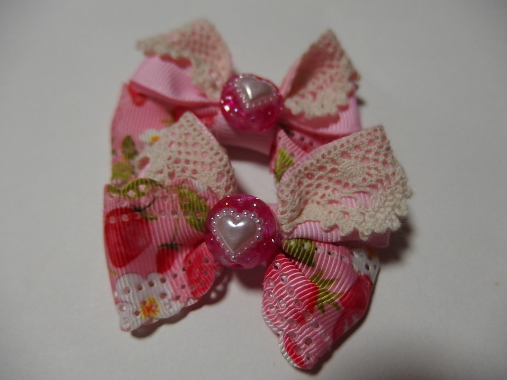 いちご柄リボンとピンクのリボンとレースを合わせたヘアクリップ