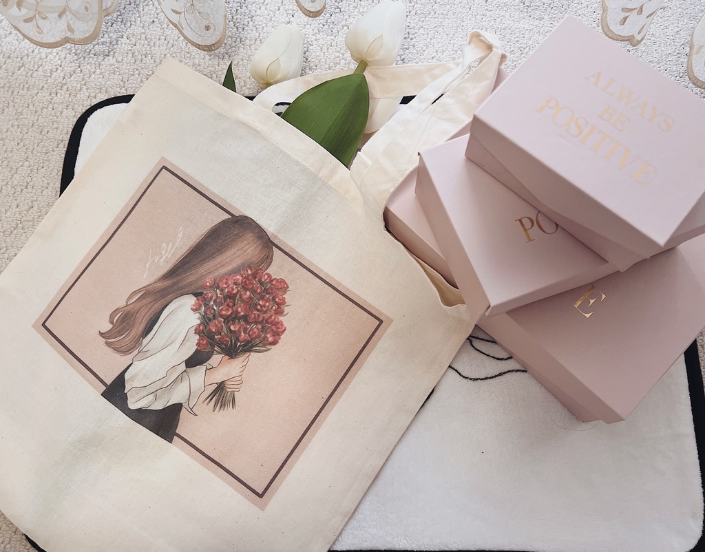 花束を抱えた女の子イラストエコバッグ