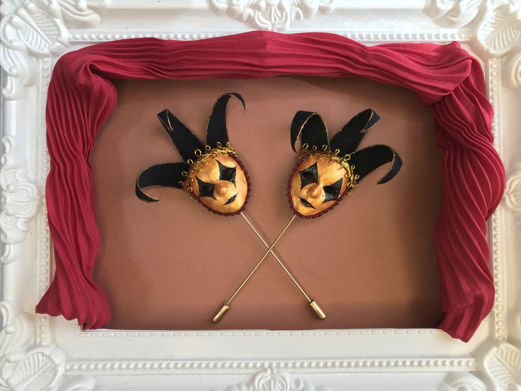 ヴェネツィアンマスクのピンブローチ 人間用 金 黒 Bebe Works Booth