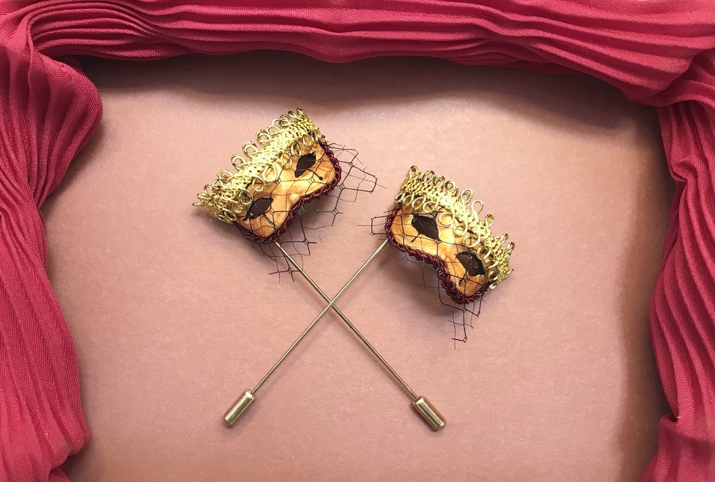 ヴェネツィアンマスクのピンブローチ人間用 金 Bebe Works Booth