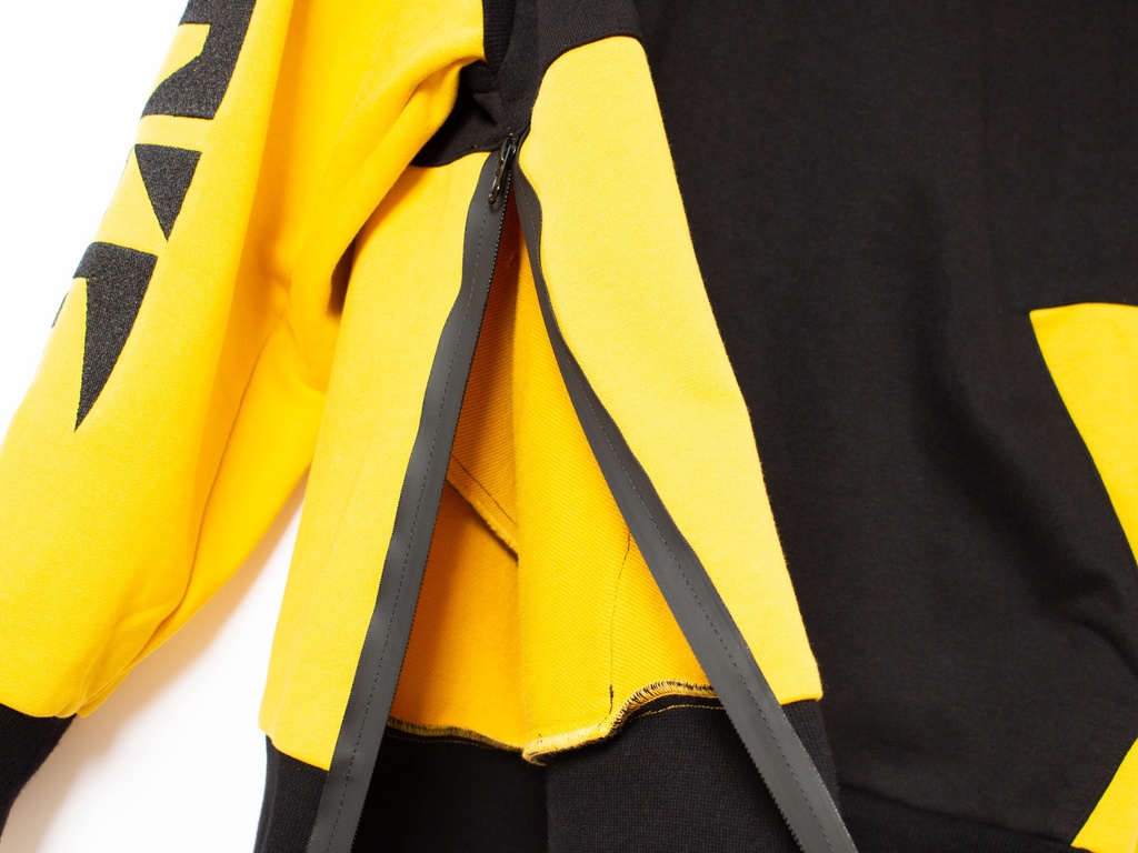 スリーブロゴパーカー