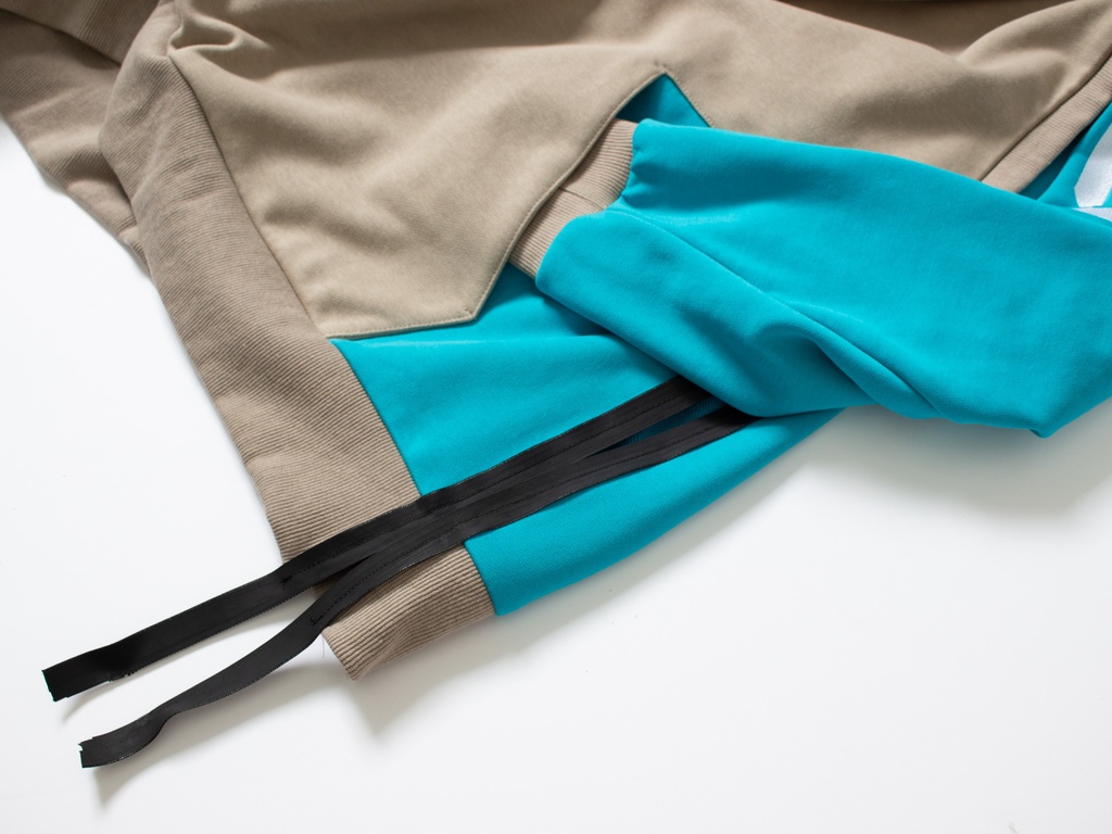 スリーブロゴパーカー