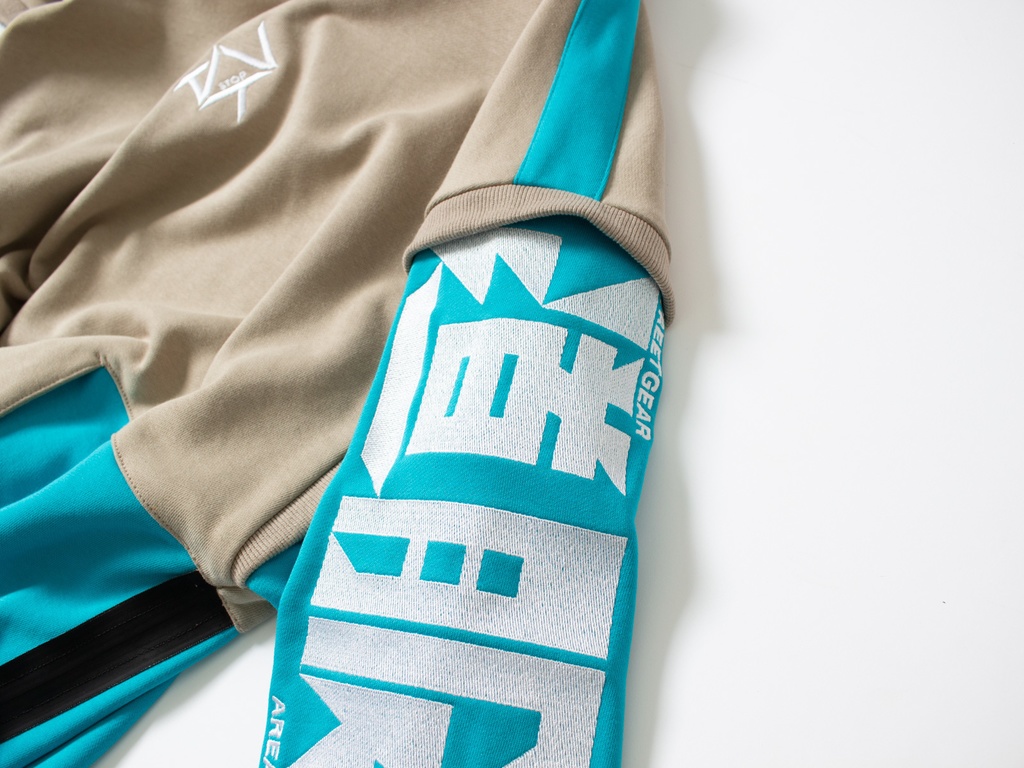 スリーブロゴパーカー