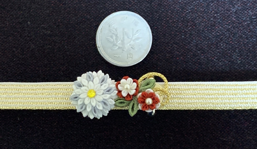 鶴丸と寒椿の帯留め