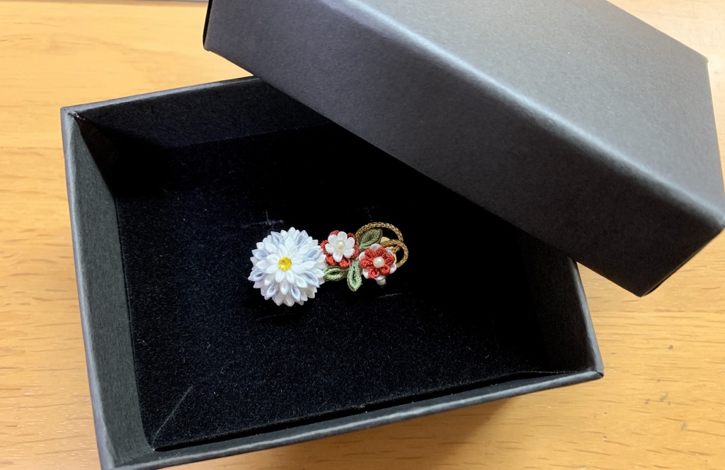 鶴丸と寒椿の帯留め