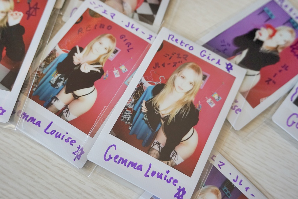 ジェマ・ルイーズ　Retro Girl サイン入りランダムチェキ